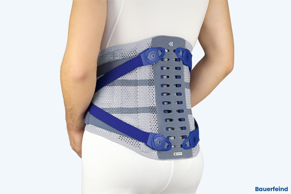 Rückansicht einer Rücken-Stützorthese von dem Hersteller Bauerfeind in den Farben hellgrau, dunkelgrau und blau.