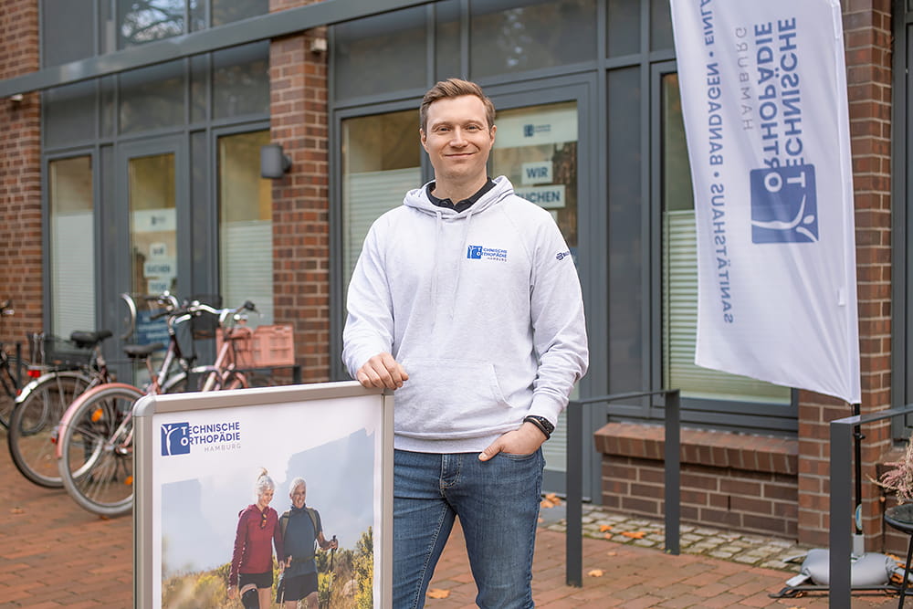 Der Geschäftsführer Maximilian Normann steht vor seinem Sanitätshaus.
