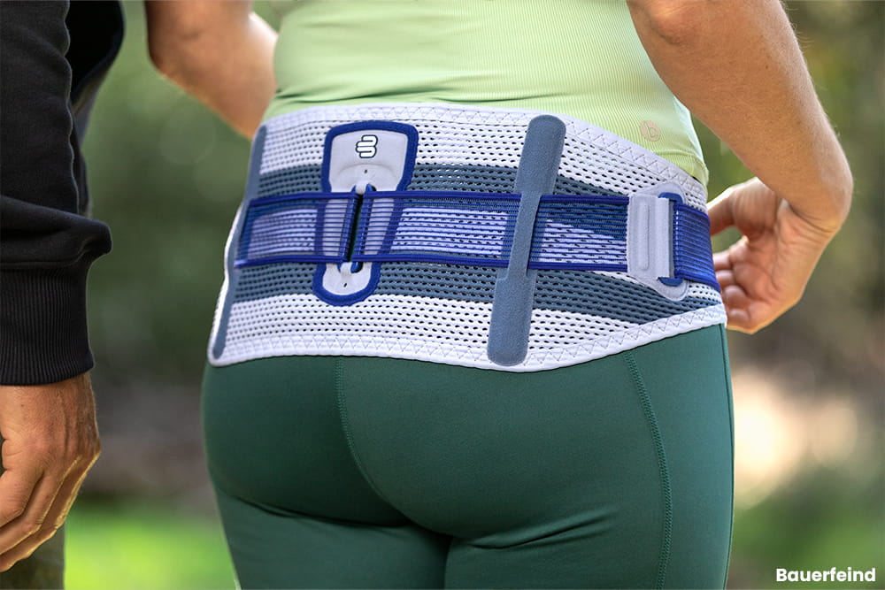 nahaufnahme einer weiblichen Hüfte mit einer Rücken-Stützorthese von Bauerfeind.